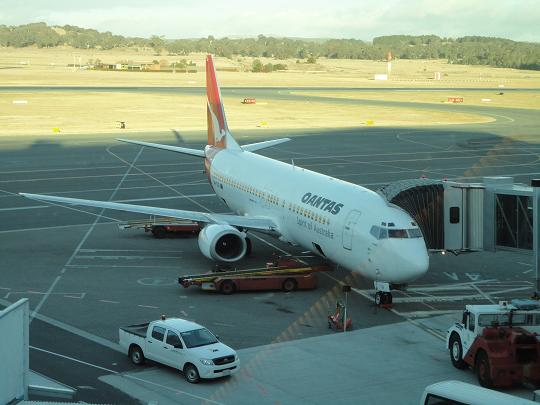 Qantas 737-400 (VH-TJG) at Canberra Gate 11